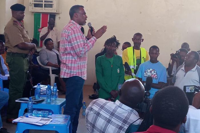 DPP Noordin Haji with residents of Kayole Estate during the Community Dialogue forum on Thursday (Twitter)