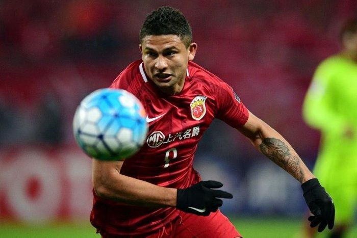 Brazilian forward Elkeson scored as Shanghai SIPG beat Chinese rivals Jiangsu Suning to reach the AFC Champions League quarter-finals