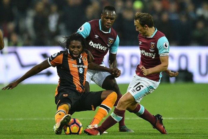 Hull City's Congolese striker Dieumerci Mbokani will be sidelined for six weeks after suffering a hamstring injury