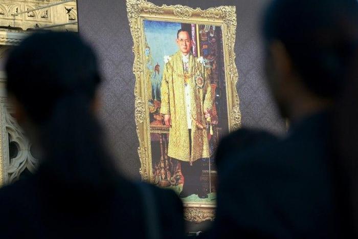 Thai government officials pay respects and pledge an oath of allegiance to late Thai king Bhumibol Adulyadej in Bangkok on November 22, 2016