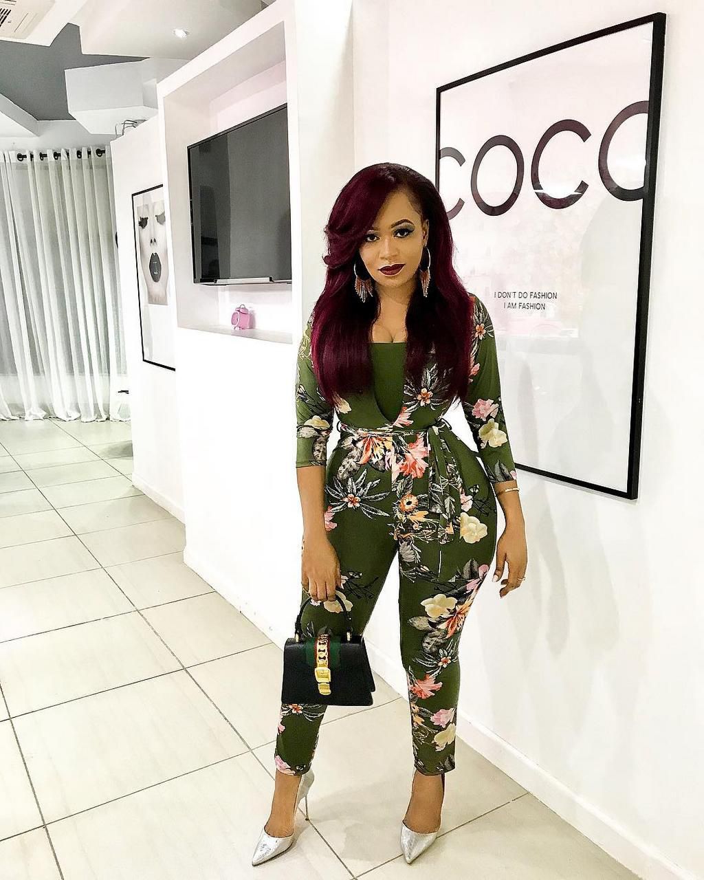 How to rock burgundy hair in 2019 (Instagram queenveebosset)