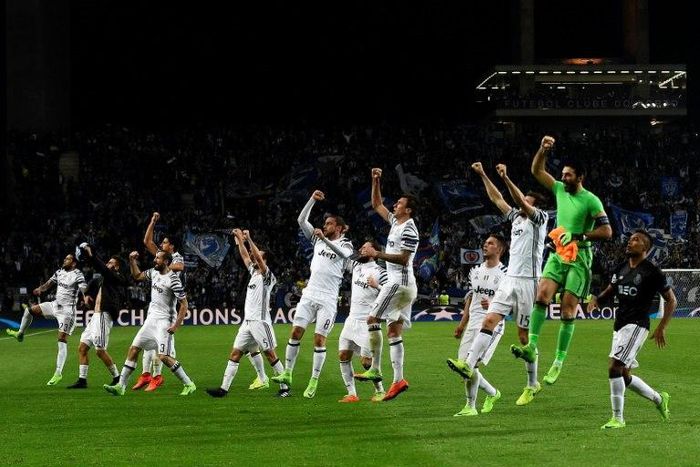 Juventus' players celebrate their 2-0 victory against Porto at the end of the UEFA Champions League round of 16 second leg football match in Porto on February 22, 2017