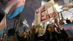'I am now your mom' on Twitter, a pledge of support for LGBT youths
