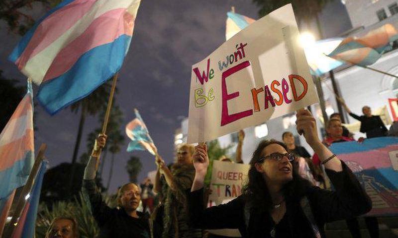 'I am now your mom' on Twitter, a pledge of support for LGBT youths