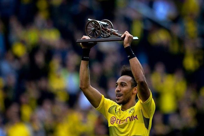 Dortmund's Pierre-Emerick Aubameyang lifts the trophy as the Bundesliga's top-scorer after the German first division football match against Werder Bremen on May 20, 2017