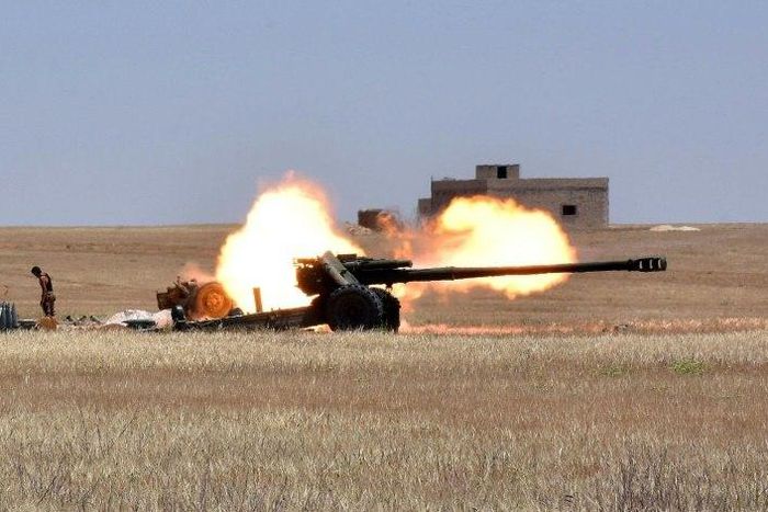 Syrian government forces fire artillery during a battle against the Islamic State group on May 16, 2017 on the edge of Lake Assad in the eastern part of Aleppo province