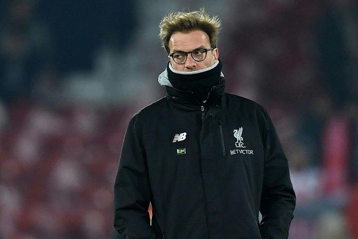 Liverpool's coach Jurgen Klopp watches as his players warm up ahead of the EFL Cup semi-final second-leg football match against Southampton on January 25, 2017