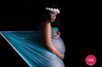 Bridget during her maternity shoot (purpleapplestudio)