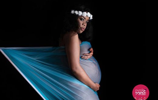 Bridget during her maternity shoot (purpleapplestudio)