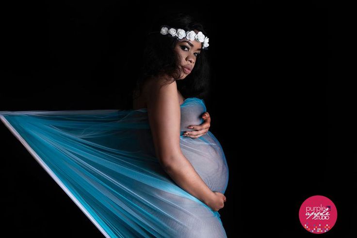 Bridget during her maternity shoot (purpleapplestudio)