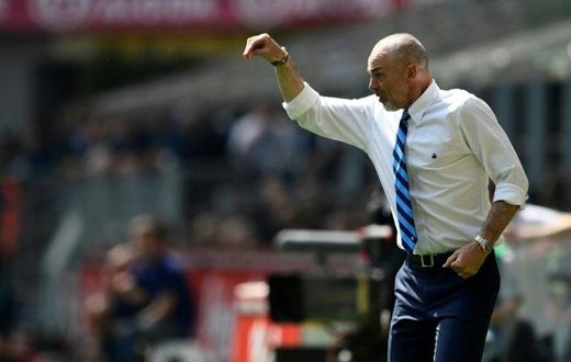Inter Milan's Italian coach Stefano Pioli gestures during the Italian Serie A football match Inter Milan vs AC Milan at the San Siro stadium in Milan on April 15, 2017