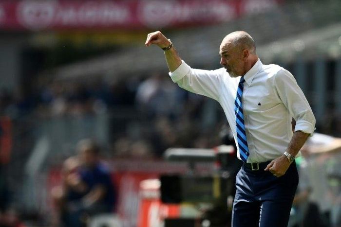 Inter Milan's Italian coach Stefano Pioli gestures during the Italian Serie A football match Inter Milan vs AC Milan at the San Siro stadium in Milan on April 15, 2017