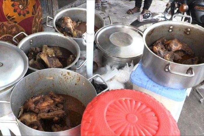 A 'malewa' or street food sellers displays chicken stew at her stall in DR Congo's capital Kinshasa on February 12, 2017