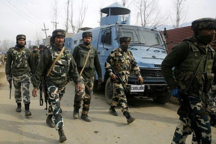 Indian paramilitary soldiers return from a gunbattle in Hajin, north-east of Srinagar on February 14, 2017