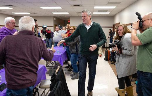De Blasio returns to Iowa, playing the role of coy presidential aspirant