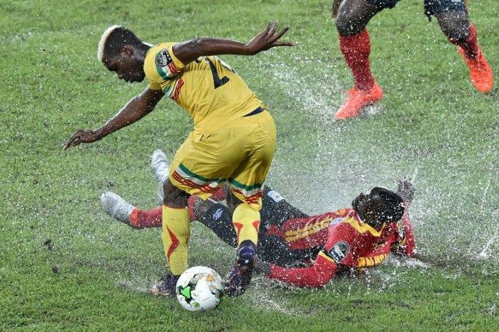 Mali's midfielder Yves Bissouma (L) challenges Uganda's defender Godfrey Walusimbi during the 2017 Africa Cup of Nations group D football match in Oyem on January 25, 2017