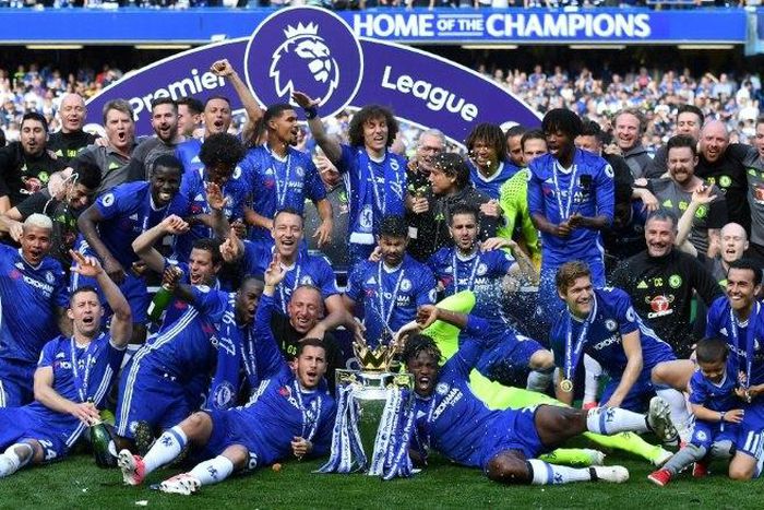 Chelsea's players gather on the pitch with the English Premier League trophy at Stamford Bridge in London, on May 21, 2017