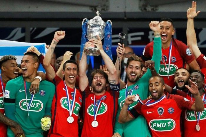 Paris Saint-Germain's Maxwell (C) holds the trophy as he celebrates winning the French Cup final football match against Angers (SCO) on May 27, 2017, at the Stade de France in Saint-Denis