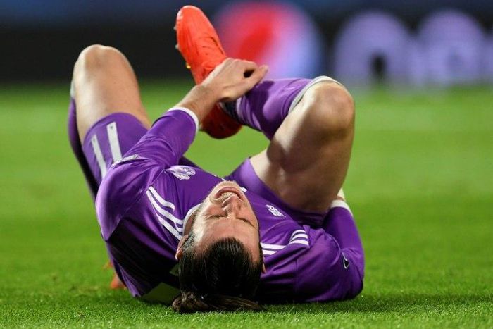 Real Madrid's Welsh forward Gareth Bale grimaces as he lies on the pitch during the UEFA Champions League match against Sporting CP at the Jose Alvalade stadium in Lisbon on November 22, 2016