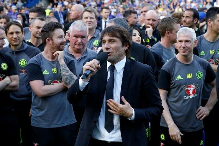 Chelsea's head coach Antonio Conte (C) talks during the presentation ceremony for the English Premier League trophy on May 21, 2017