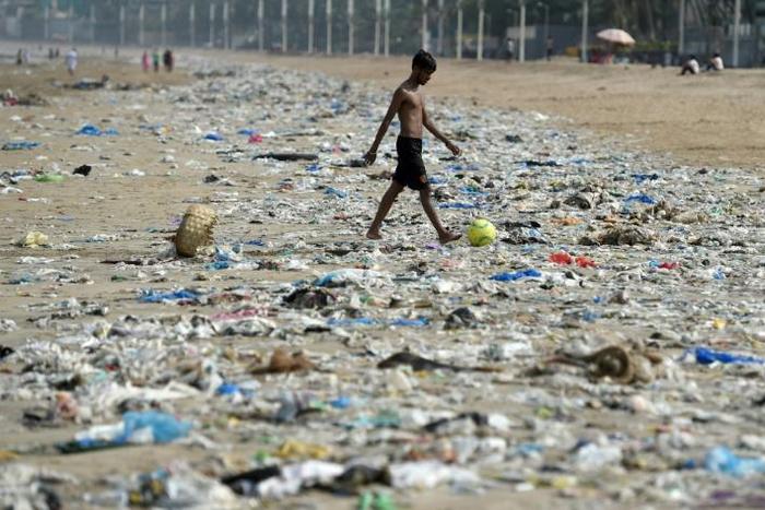 Around eight million tonnes of plastic are thrown into the sea every year
