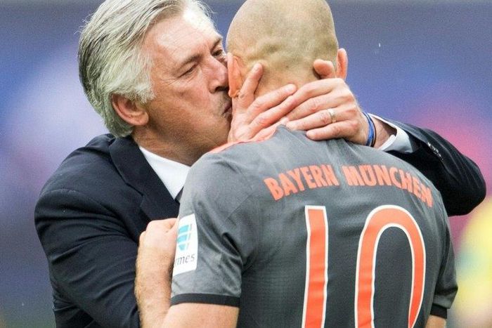 Munich's head coach Carlo Ancelotti kisses scorer midfielder Arjen Robben after his goal during the German first division Bundesliga football match against Leipzig May 13, 2017