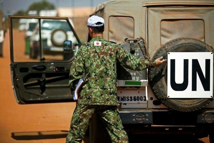 A member of the Japanese Ground Self-Defence Force (GSDF) prepares for the arrival of new troops at the compound of the United Nations peacekeeping mission (UNMISS) in Juba, South Sudan on November 21, 2016
