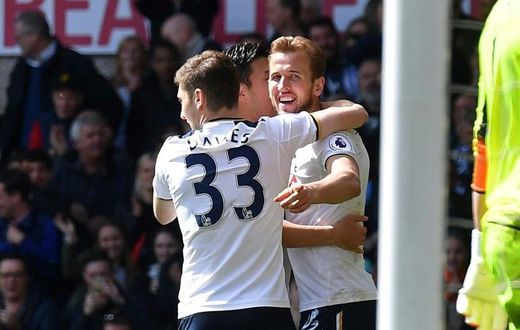 Tottenham Hotspur's Harry Kane (R) celebrates scoring his side's third goal in a 4-0 rout against Bournemouth on April 15, 2017