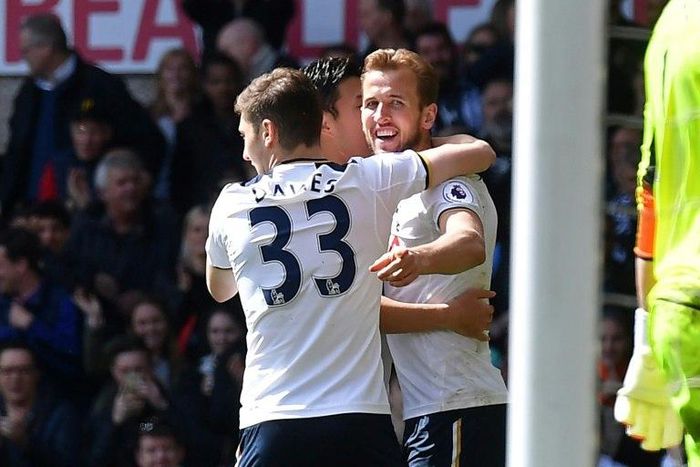 Tottenham Hotspur's Harry Kane (R) celebrates scoring his side's third goal in a 4-0 rout against Bournemouth on April 15, 2017
