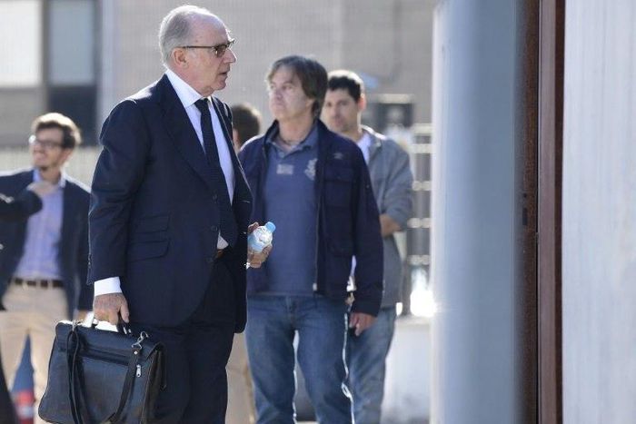 Former IMF chief Rodrigo Rato (L) arrives at the High Court in San Fernando de Henares, near Madrid for the "Black cards of Bankia" trial over bankers' luxury sprees, on September 26, 2016
