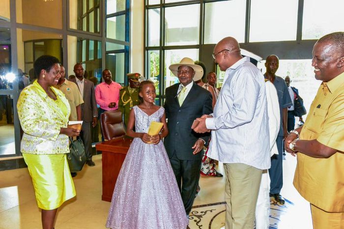 President Yoweri Museveni with Ms Sheila Sheldone Michaels who presented him with a portrait during his State visit to Mombasa, Kenya (Twitter)