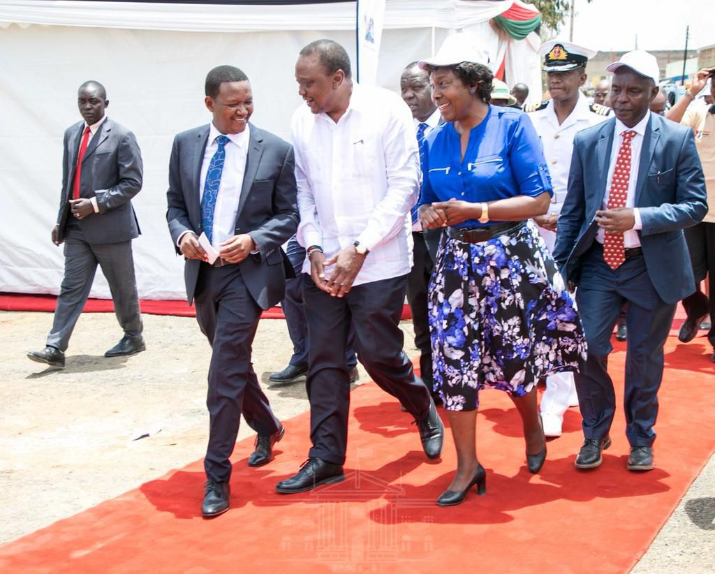 President Uhuru Kenyatta received by Governors Alfred Mutua and Charity Ngilu in Masii for the launch of NIIMS registration (PSCU)