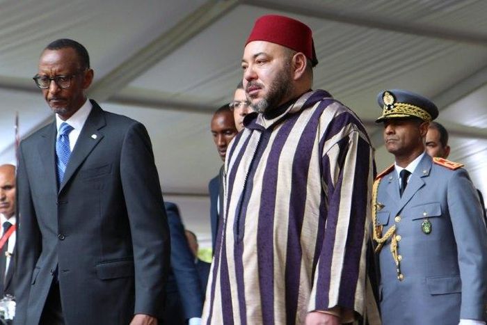 The King of Morocco, Mohammed VI (C) is welcomed by Rwandan President Paul Kagame (L) on October 19, 2016 in Kigali, during his first stage tour of East Africa