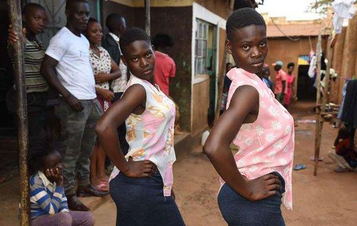 Identical girls who believe they are twins separated at birth (Twitter)