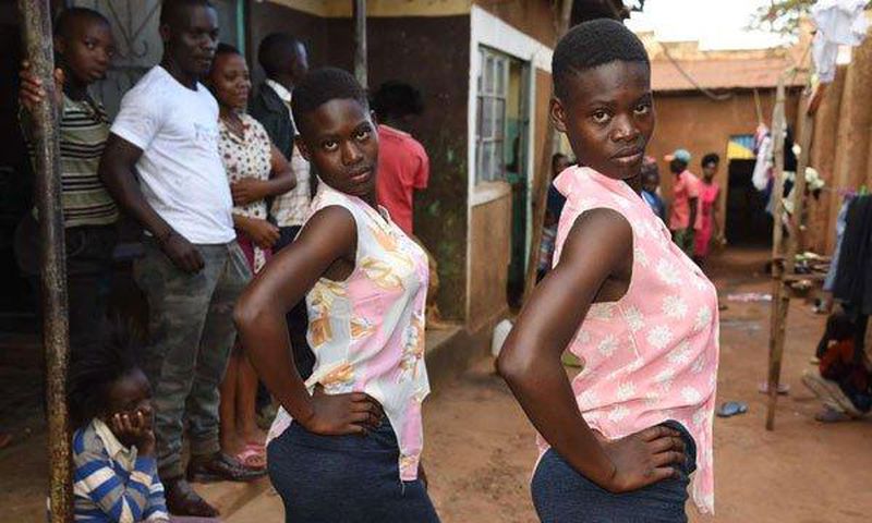 Identical girls who believe they are twins separated at birth (Twitter)