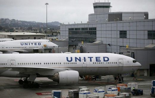 United Airlines CEO Oscar Munoz says he will not resign amid a social media storm after the US carrier forcefully removed a passenger from a flight due to overbooking