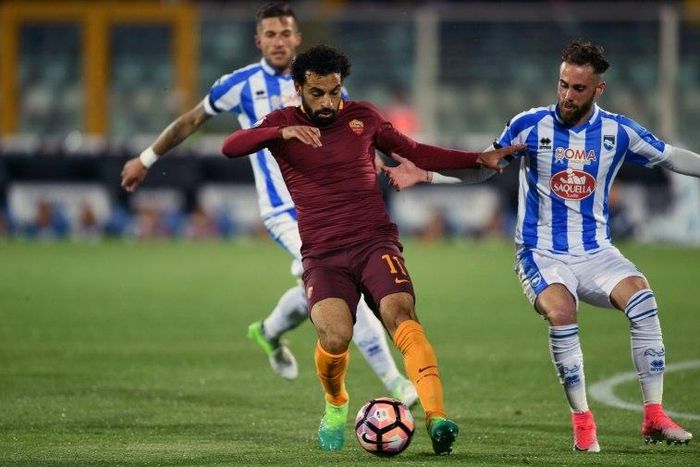 Roma's midfielder Mohamed Salah (C) vies with Pescara's defender Francesco Zampano (R) during the Italian Serie A football match between Pascara and Roma on April 24, 2017