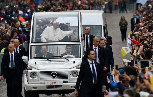 Pope Francis is reaching out to a group of altra-traditionalists