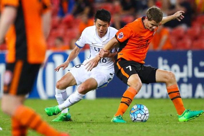 Brisbane Roar's Thomas Kristensen (right) battles for the ball with Shuto Yamamoto of the Kashima Antlers during their AFC Champions League clash in Brisbane on April 12, 2017