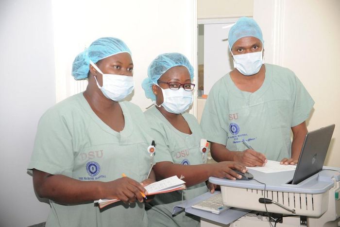 Theatre staff at the Nairobi Hospital during a past operation (Twitter)