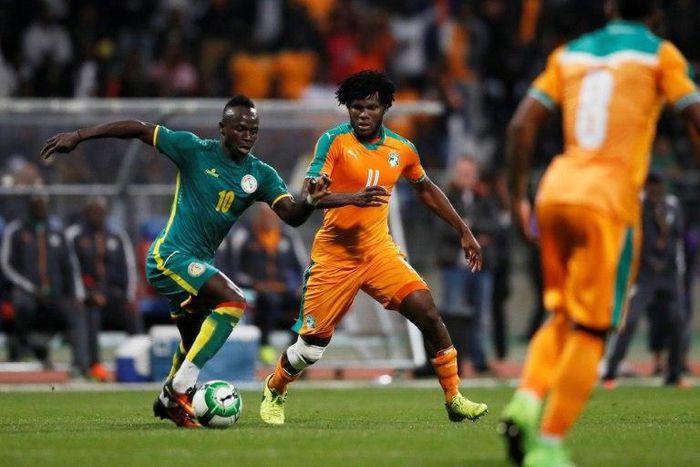 Senegal's forward Sadio Mane (C) vies with Ivory Coast's midfielder Franck Kessie (R) during the friendly football match Ivory Coast vs Senegal, on March 27, 2017, at the Charlety Stadium in Paris