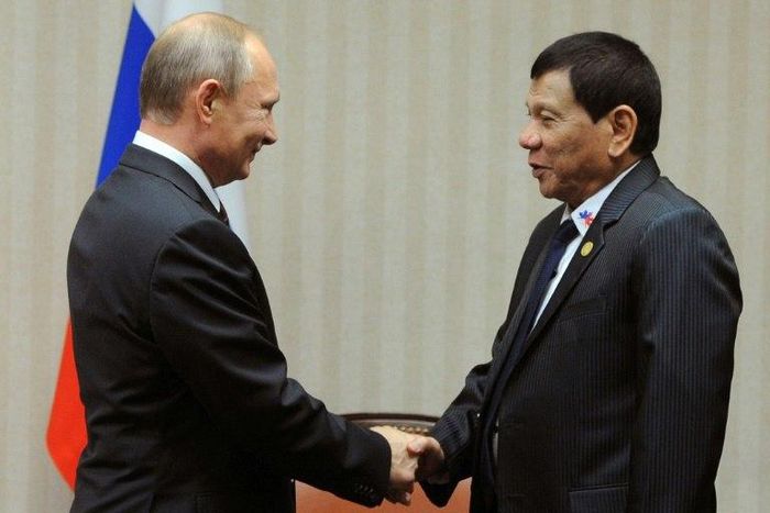 Philippine President Rodrigo Duterte (R) flies to Russia Monday to meet his hero Vladimir Putin, seen together on the sidelines of an APEC summit in Lima in 2016, seek arms and steer his nation's foreign policy course further away from longtime ally th...