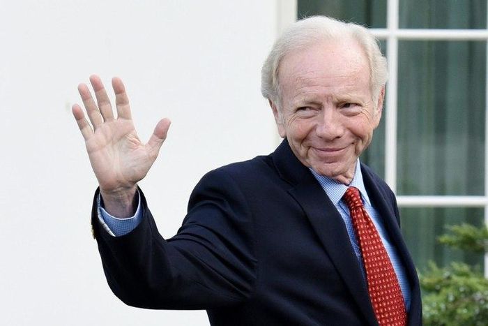 Former US senator Joe Lieberman drops out of contention to lead the FBI, pointing to potential conflicts of interest in the probe into Russian political meddling.