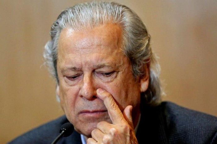 Brazilian former chief-of-staff (2003-2005), Jose Dirceu, gestures during a hearing of the parliamentary committee of the Petrobras investigation in the Federal Justice court, in Curitiba on August 31, 2015