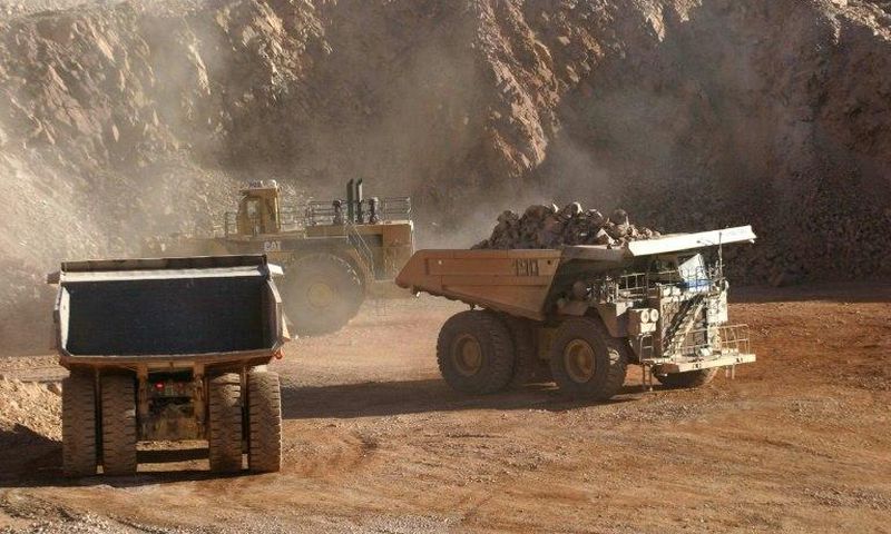 The 2,500 workers of copper mine Escondida began shutting down machinery in preparation to strike, said Carlos Allendes, spokesman for the Escondida Workers' Union