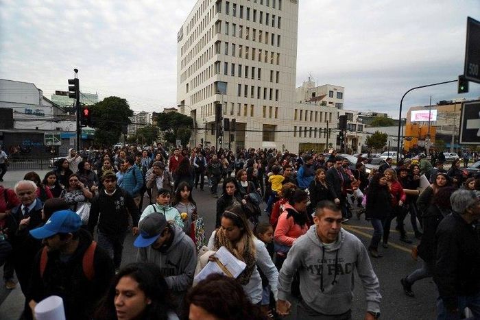 People evacuate buildings during a quake in Vina del Mar, Chile on April 24, 2017