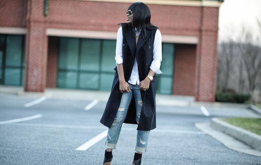 Blogger Stella of Jadore Fashion pulls a chic blazer dress over shirt and boyfriend jeans