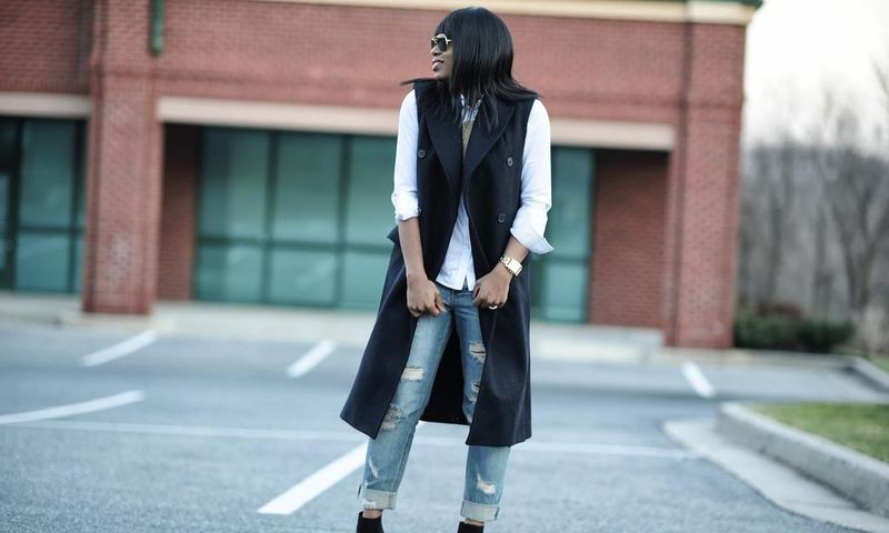 Blogger Stella of Jadore Fashion pulls a chic blazer dress over shirt and boyfriend jeans
