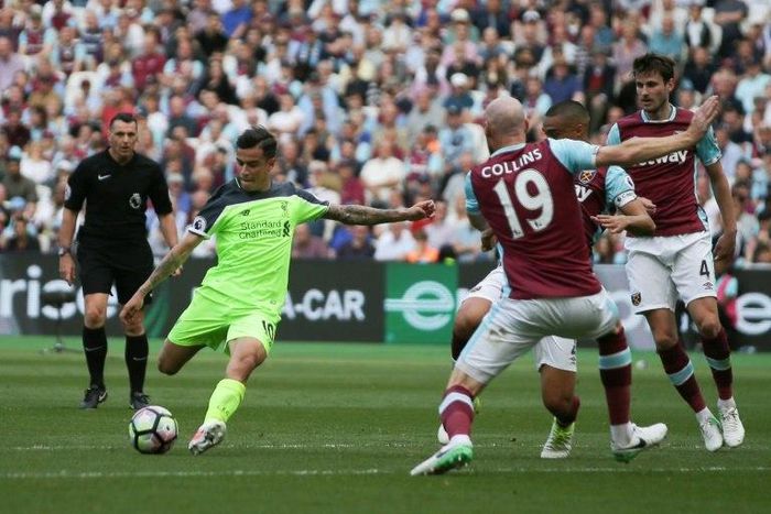 Liverpool's Brazilian midfielder Philippe Coutinho (C) shoots past West Ham defender James Collins (2R) to score the team's second goal during the English Premier League match at The London Stadium, in east London on May 14, 2017