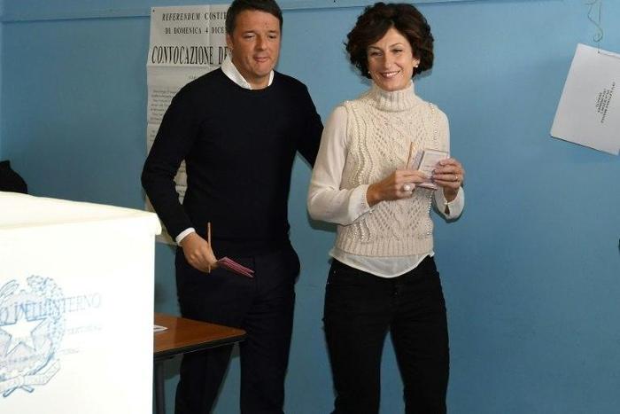 Italy's Prime Minister Matteo Renzi (L) and his wife Agnese Landini vote for a referendum on constitutional reforms, on December 4, 2016 at a polling station in Florence